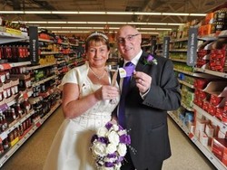 Wah, Pesta Pernikahan Ini Benar-Benar Dibeli dari Poin Belanja!