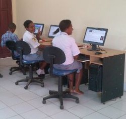 Bisa Internetan, Siswi Papua Gemar Facebook-an
