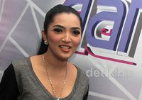 Lentiknya Bulu Mata Ashanty