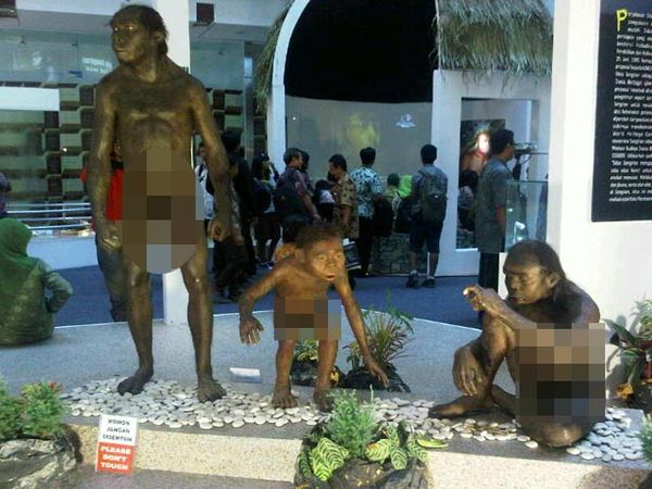 Manusia Purba Sapa Warga Surabaya