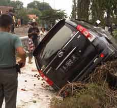 Tabrak Pohon, Avanza Terguling di Jalur Surabaya-Lamongan