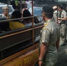 Antisipasi Kenakalan Pelajar, Satpol PP Situbondo Razia Pelajar Bolos