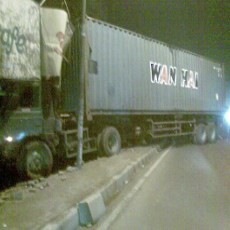 Sopir Ngantuk, Truk Trailer Terjang Dua Rumah