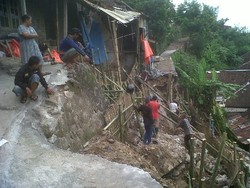 Sumirah Was-was karena Rumahnya Nyaris Jatuh ke Jurang