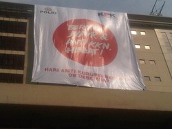 Mabes Polri Selimuti Gedungnya dengan Spanduk Berani Jujur Hebat