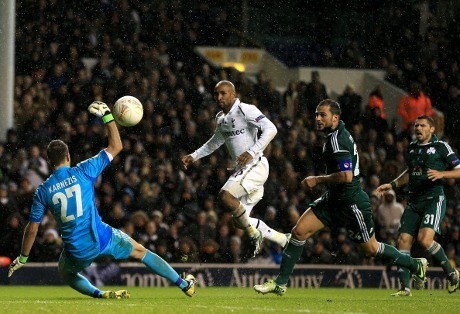 Tundukkan Panathinaikos, Spurs Lolos