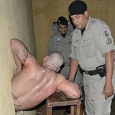 Apes! Narapidana Ini Malah Terjepit di Tembok Saat Ingin Kabur