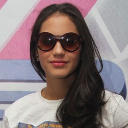 Pevita Pearce Bergaya dengan Kacamata Hitam