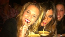 Ya Ampun! Model Cantik Ini Hampir Jadi Santapan Buaya