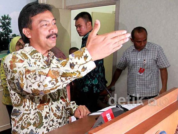 Jadi Tersangka Korupsi, Menpora Mundur