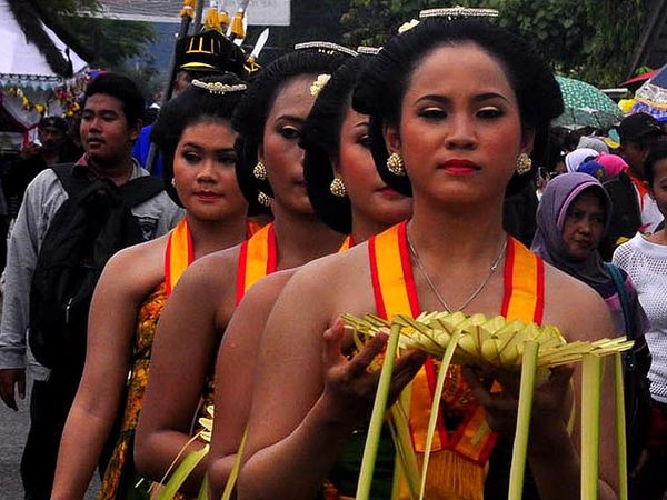 Nelayan Cilacap Gelar Sedekah Laut