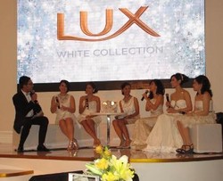 Lux Pamerkan Botol Raksasa Berhiaskan 1 Juta Kristal