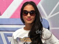Pevita Pearce Bergaya dengan Kacamata Hitam