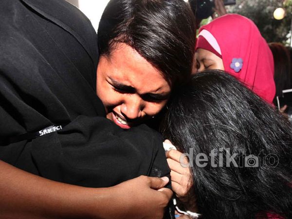 Tangisan Para Fans Tak Bertemu Shahrukh Khan