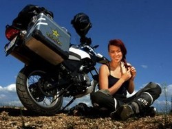 Gadis Berusia 23 Tahun Keliling Dunia Pakai Motor