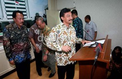 Sambil Gendong Anak, Andi Tinggalkan Rumah Dinas