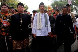 Di Tengah Kunjungan, Jokowi Borong Tabloid Hiburan untuk Sang Istri