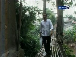 Jokowi Ngeri Sebrangi Jembatan Srengseng Sawah