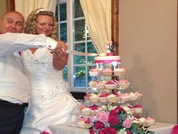 Wah, Kue Pengantin Bisa Dicuri!