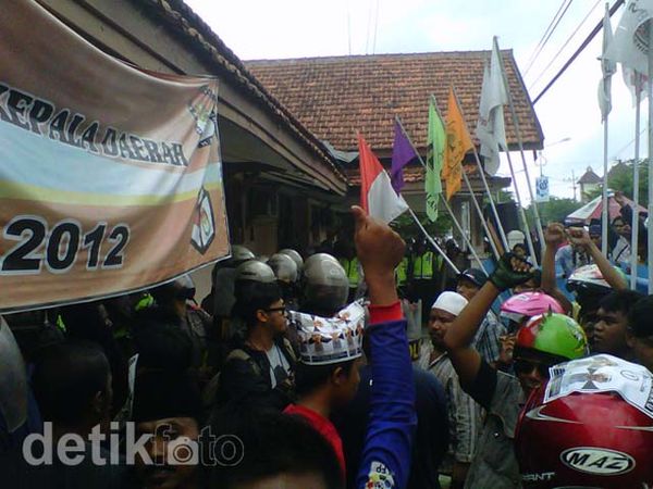 Amuk Massa Jelang Pilkada Bangkalan