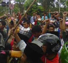 Massa Ancam Bakar Semua Kertas Suara Jika Tak Ada Foto Imam-Zain