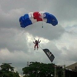 Lima Penerjun Payung Ramaikan Acara Moge di Lapangan Gasibu