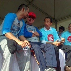 Pakai Kaos Berani Jujur Hebat, Jokowi Nimbrung di Monas