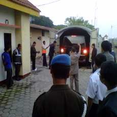 Menonton Mobil Rombongan RI 1 Diturunkan dari Gerbong