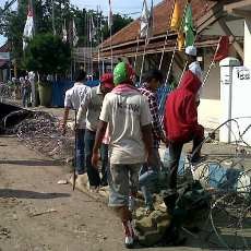 Barikade Kawat Berduri di Depan KPUD Dirusak Pendukung Imam-Zain