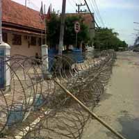 Jelang Pilkada Bangkalan, Kantor KPUD Dipagar Kawat Berduri