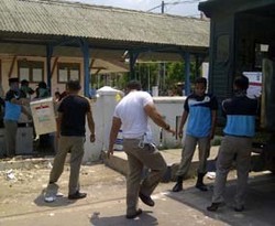 Massa Berhasil Dihalau, Logistik Pilkada Bangkalan Siap Didistribusikan