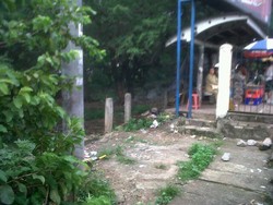 Duh! Halte Bus di Depan Hutan Kota di Cawang Kini Jadi Sarang Pedagang