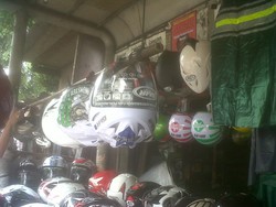 Kok Bisa Ya! Halte Bus di Pasar Minggu Jadi Tempat Jualan Helm