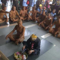 Manusia Lumpur & Mbah Dukun Sambangi KPK