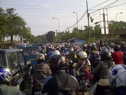 Truk Fuso Mogok Melintang di Tengah Jalan, Jl Raya Jakarta-Bogor Macet
