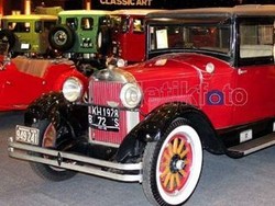 Pria Ini Miliki 200 Mobil Klasik dan 80 Motor