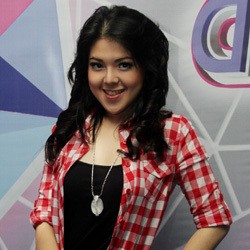Pose Tina Toon Pasca Foto Seksi
