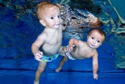 Wow! Belum Bisa Jalan dan Bicara, Bayi Kembar Ini Sudah Jago Berenang