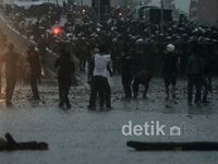 Mahasiswa Makassar Bentrok dengan Polisi