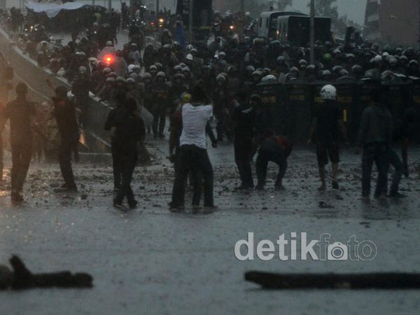 Mahasiswa Makassar Bentrok dengan Polisi