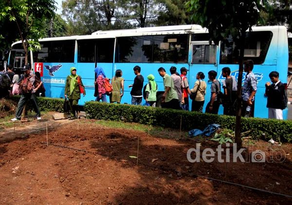 Bus TransJ Mogok, Penumpang Terlantar
