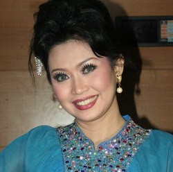 Ketika Ratna Listy Bertemu Penunggu Rumahnya