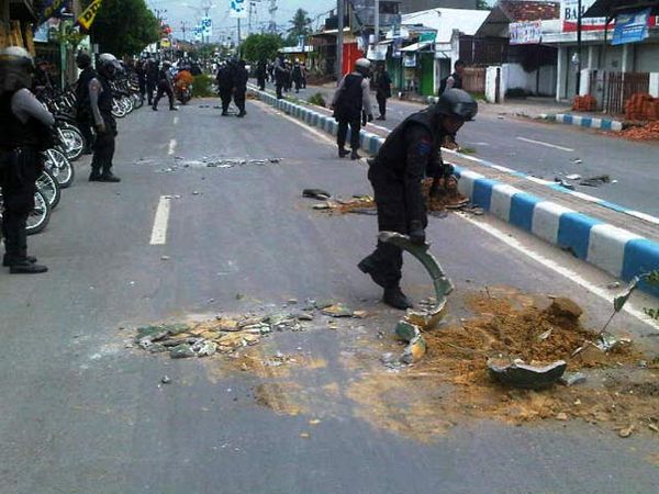 Massa Rusak Pot Bunga di Jalan Pemuda