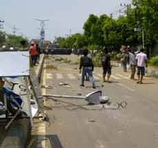 Massa Pro Imam-Zain Lempar Batu, Polisi Tembakkan Gas Air Mata