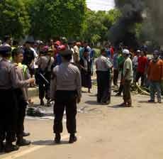 2 Peleton Pasukan Dalmas Situbondo Dikirim ke Madura