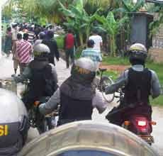 Polisi Bubarkan Konsentrasi Massa Pro Imam-Zain yang Bergerombol