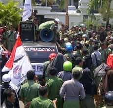 Ratusan Perangkat Desa Geruduk Kantor Bupati Tuban