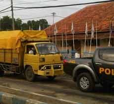 Truk Logistik Surat Suara Pilkada Bangkalan Dikawal Ketat