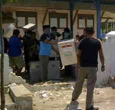 Massa Berhasil Dihalau, Logistik Pilkada Bangkalan Siap Didistribusikan