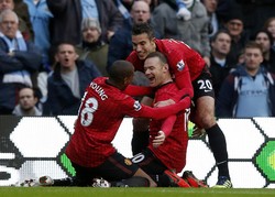 Wayne Rooney merayakan gol yang dicetaknya bersama Robin Van Persie dan Ashley Young. Dalam pertandingan ini, Rooney dua kali membobol gawang City. Reuters/Eddie Keogh.